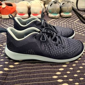 Reebok size 8.5 DMXlite sneaker in blue